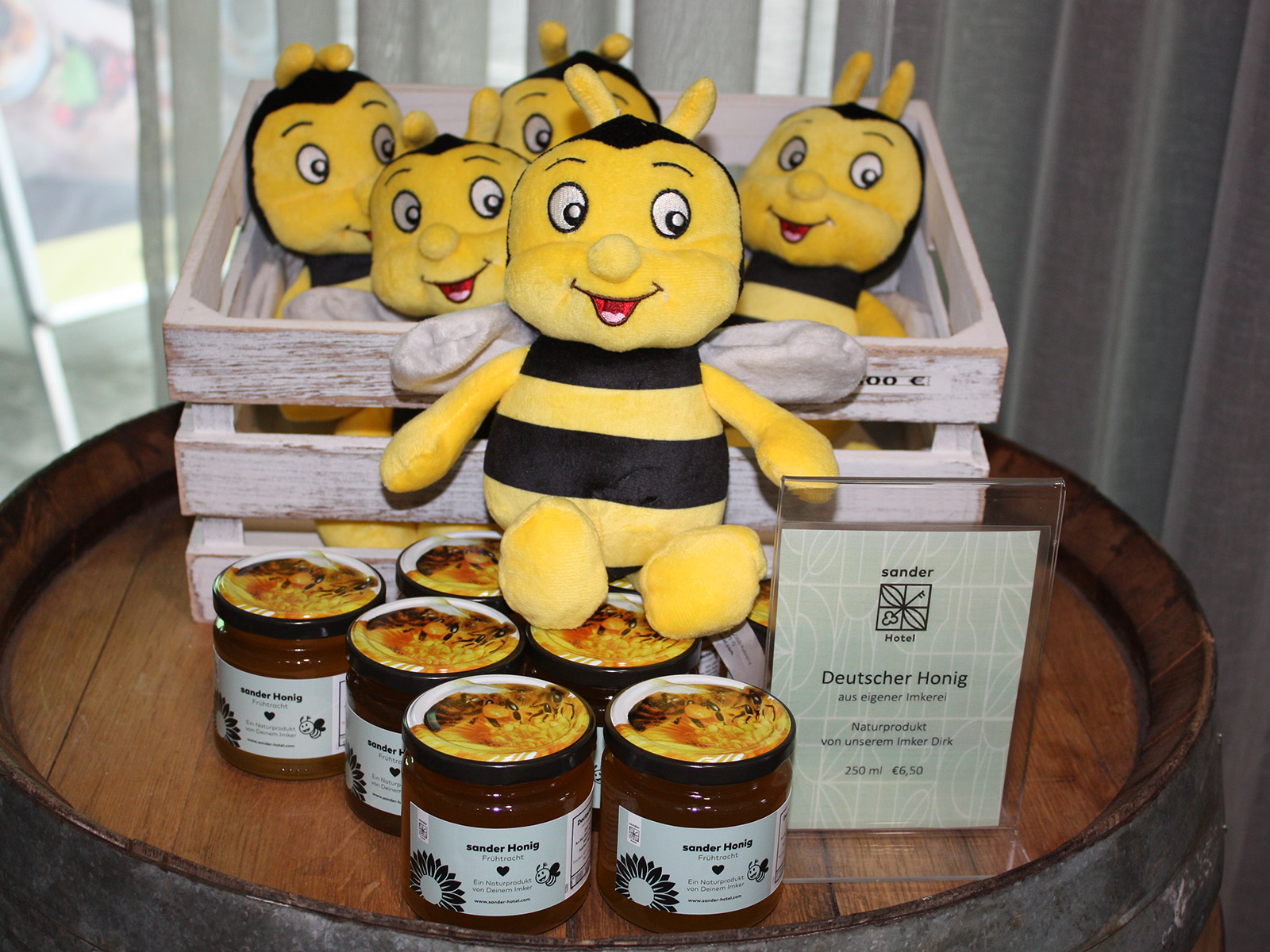 Unser Honig und Plüschbienen an unserer Rezeption