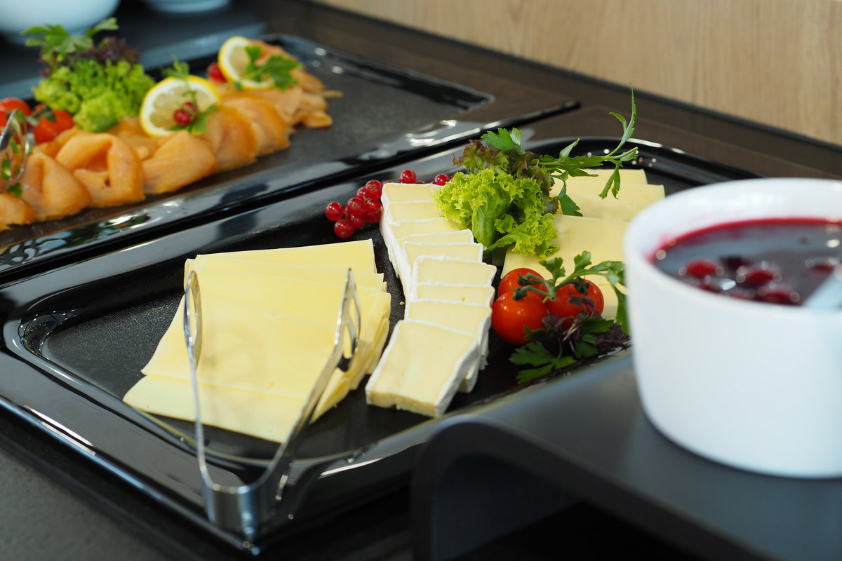 Unser Frühstücksbuffett, mit Käse, Preiselbeer Marmelade und Lachs im Hintergrund