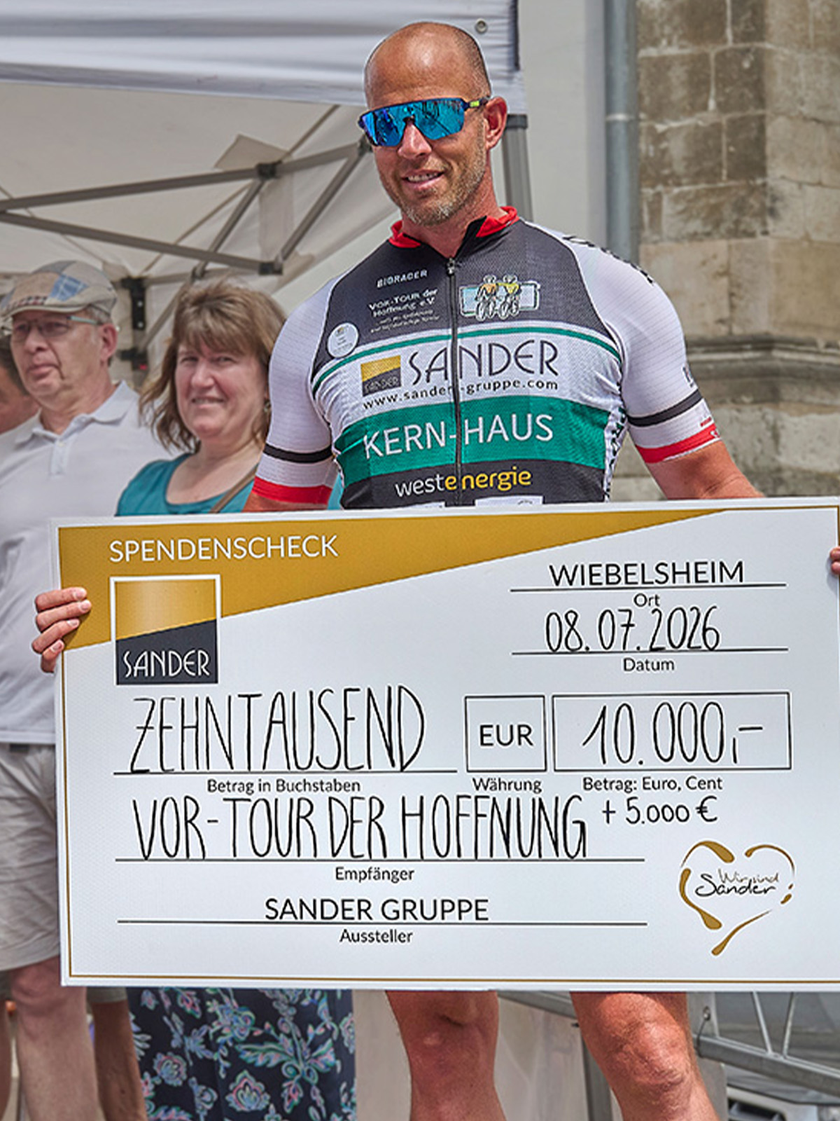 Peter Sander hält einen großen Check für die VOR-TOUR DER HOFFNUNG