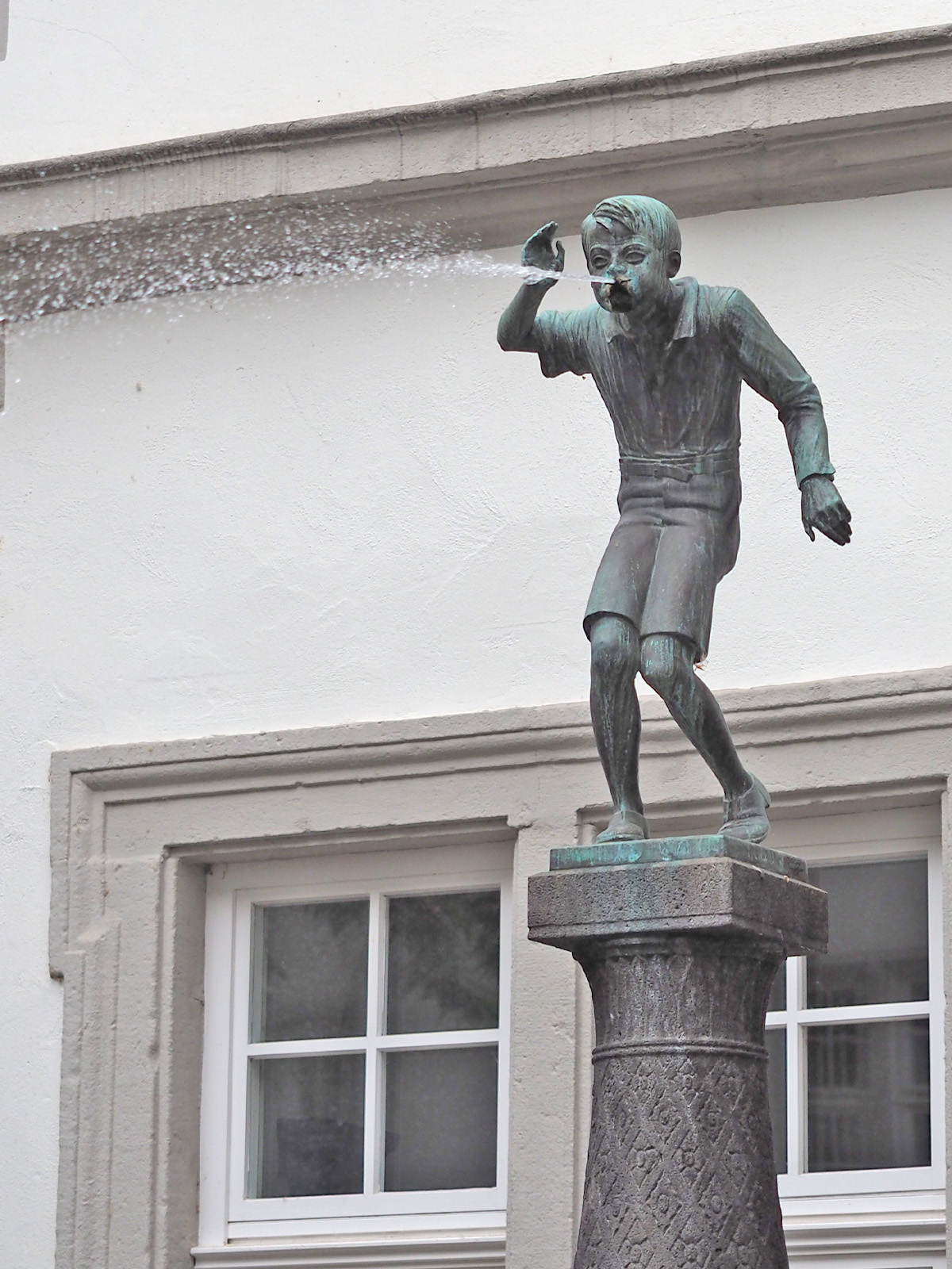 Das Schängelche ist eine Figur als Brunnen, die Wasser durch seinen Mund spuckt